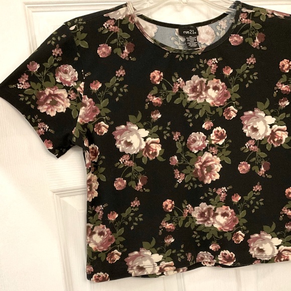 Rue21 Tops - rue 21 soft old roses crop top stretchy black tee